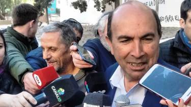 Bermúdez de saco y Pechi más informal, bromearon antes de que el candidato ingresara al cuarto oscuro. (Oscar Livera).-