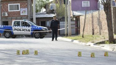 Los efectivos realizaron un peritaje en la zona donde se produjo una de las balaceras.  Foto: Florencia Salto. 