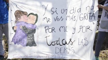 Distintas comunidades educativas de Plottier se acercaron a acompañar a la familia de Cielo. (Florencia Salto).-