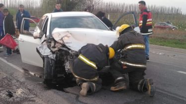 Uno de los choques involucró dos vehículos. Trabajó personal de bomberos. (foto gentileza: ANAllen)