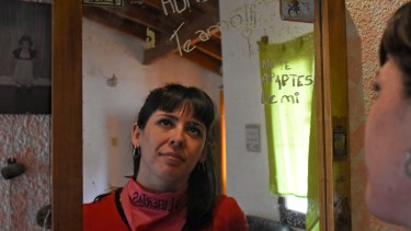 La frase en el espejo que mira Abril la escribió Ivana y allí quedó, intacta. Foto Florencia Salto.