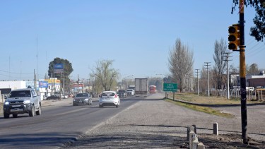 Ya instalaron un semáforo en el cruce de la Ruta 22 y la calle Estado de Israel, en Cipolletti. Foto: Florencia Salto