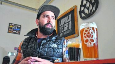 El productor aseguró que cuando se elabora un sabor nuevo la jornada laboral empieza muy temprano. (Foto: Yamil Regules)