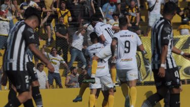 Cipo no le encontró la vuelta al partido y se trae una dura caída. (Foto: Gentileza La Nueva)