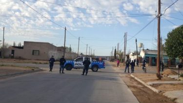 El efectivo concurrió por un llamado y fue atacado cuando llegó al lugar. 