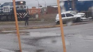 Fernández Oro: una locomotora arrolló un auto