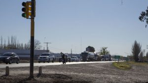 Largas filas, infracciones y baja de velocidades: el balance con el nuevo semáforo