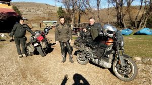 El actor Ewan McGregor recorre Neuquén arriba de una moto