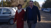 Imagen de Carreras votó en Bariloche en su primera salida tras el accidente
