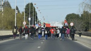 Atención: levantaron el corte total de los puentes que unen Neuquén y Cipolletti