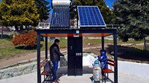 Energía solar para cargar el celular en la costanera de Bariloche