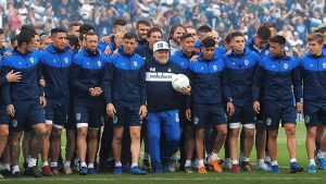La emotiva arenga de Maradona a los jugadores de Gimnasia