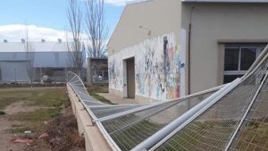 Derribaron el cerco de una escuela en Allen