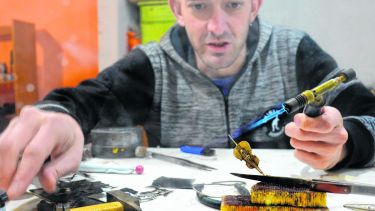 Para el artesano, en la ciudad de Neuquén la clientela busca siempre la calidad en los productos.  (FOTO: Mauro Pérez)