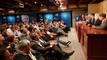 En el encuentro "Energía y Minería" participaron los equipos técnicos del candidato Alberto Fernández. (Gentileza radioestacionminera).-