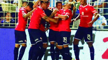 Figal la armó y Palacios facturó. Celebración roja en el Munumental José Fierro.