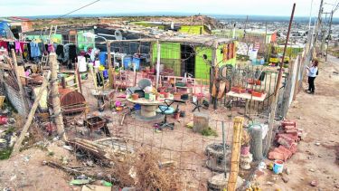 En algunos sectores del a barda las precarias viviendas de chapa y cartón fueron dando lugar a las casas de ladrillos.