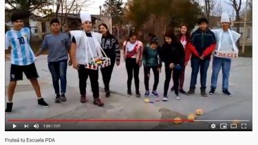 Los  alumnos del CPEM de Piedra del Águila hicieron su propio video para fomentar el consumo de frutas.
