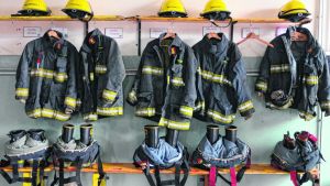 Dos bomberos intentaban contener el fuego en una casa de Bariloche cuando se produjo una explosión