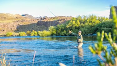Pesca en el río Limay. Foto: Emprotur