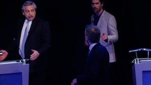 La imagen que muestra el cruce Macri &#8211; Fernández en el debate presidencial