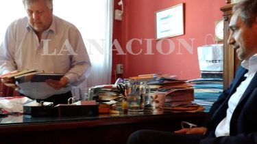 El fiscal Carlos Stornelli recibe los cuadernos de mano de Cabot. (Foto: gentileza La Nación)