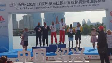 Algañaraz y Leyes en el podio, durante la ceremonia de premiación en Shaoxing.