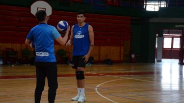 Camilo le da las primeras indicaciones aLima. El Dino ya completó su plantel para la Liga. (Foto: Yamil Regules)