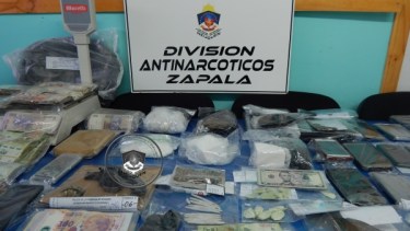 La policía secuestró cocaína, marihuana y medio millón de pesos. (Foto: Gentileza.-)