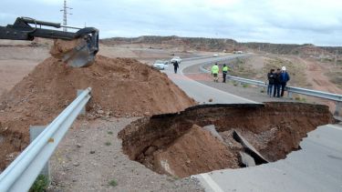 El terreno se hundió y se produjo un gran pozo. Foto: Yamil Regules