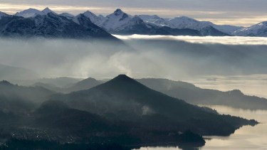 Los paisajes de Bariloche en verano se ven potenciados con el cordón montañoso. Archivo