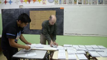 Las autoridades de mesa en una escuela de Bariloche comienzan el recuento de votos. Foto: Alfredo Leiva