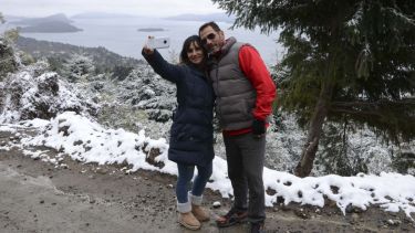 Ayer con la nevada, una pareja se fotografiaba en el camino al cerro Otto. Foto: Alfredo Leiva