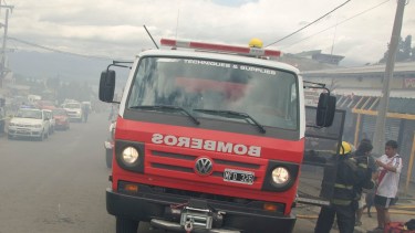 Los bomberos detectaron el cuerpo de la víctima tras sofocar las llamas en la vivienda precaria. Imagen archivo