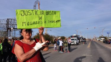 Los vecinos cortaron la ruta para exigir el esclarecimiento del crimen y pedir más seguridad. Fotos: Fernando Ranni