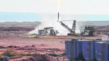 Imagen de Cómo son las horas más complejas en el pozo incendiado de YPF