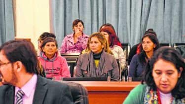 Olga Aguado (ubicada en el centro) fue la primera testigo del juicio. Asistió a todas las jornadas acompañada por su hermana y su mamá.
