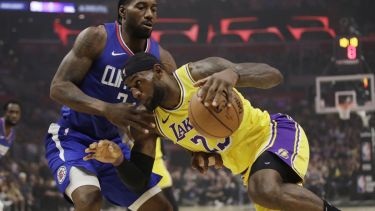 LeBron James y Kawhi Leonard, dos de los mejores jugadores del mundo estuvieron frente a frente. Fotos AP