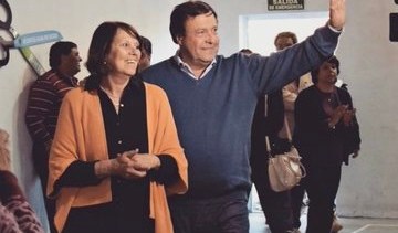 Mónica Balseiro junto a Weretilneck en un acto de cierre de campaña. Archivo