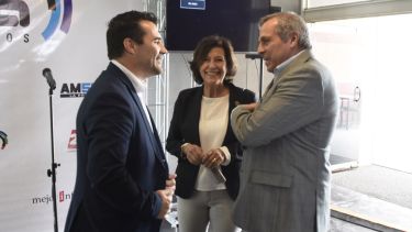 Jorge Sapag dialoga con Dario Martínez junto a Silvia Sapag. Foto Juan Thomes