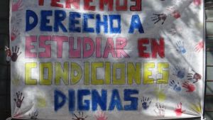 Realizaron un abrazo simbólico a la escuela 232 de Huergo