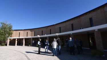 El exministro Barbeito y la exlegisladora García junto a otros allegados y familiares del exmandatario, esta mañana en Roca.