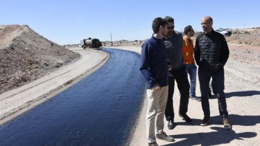 El ministro de Transporte, Guillermo Dietrich, recorrió los rulos del Tercer Puente antes del acto de Macri. (Florencia Salto).-