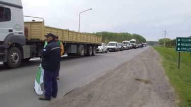 Los trabajadores municipales de Chañar se apostaron a un costado de la ruta 7 para entregar volantes. (Gentileza).-