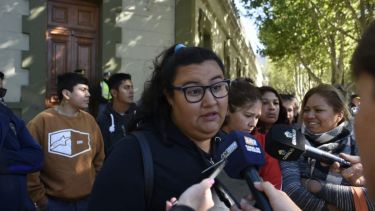 Vecinos y vecinas del barrio de la toma del barrio confluencia se manifestaron esta mañana frente a la Casa de Gobierno. (Juan Thomes).-