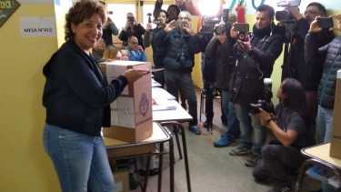 La gobernadora electa Arabela Carreras emite su voto en Bariloche.
