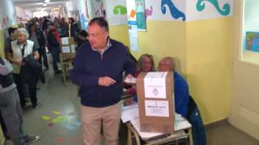 El intendente Gustavo Gennuso emitió su voto en la escuela 321 de Bariloche.