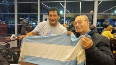 La foto con la bandera que adornó a la Virgen durante la procesión en las islas, le sumó sentimientos a los que ya desbordaban. Foto: Gentileza Jorge Palacios. 