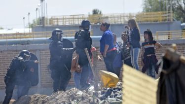 Una vecina de Confluencia discute con la policía durante el violento desalojo de la toma. Foto: Archivo Florencia Salto