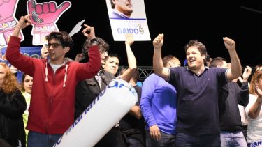 Gaido y Echevarriá festejaron el triunfo en la capital luego de 20 años de gobierno opositor. Foto: archivo.